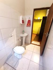 een badkamer met toilet en wastafel bij Pousada e camping Canastra Mineira in São Roque de Minas