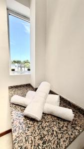 une pièce avec quatre oreillers sur un comptoir avec une fenêtre dans l'établissement Río Breve - Departamento moderno en Zona Norte, à Rosario