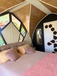 Postel nebo postele na pokoji v ubytování Beehouse TinyGreen Jacuzzi Opcional + 31 fotografií