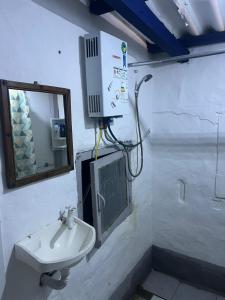 une salle de bains avec un lavabo et un miroir dans l'établissement El Antiguo, à Cabo Polonio