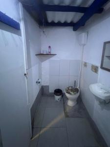 une petite salle de bain avec toilettes et lavabo dans l'établissement El Antiguo, à Cabo Polonio 7 autres photos