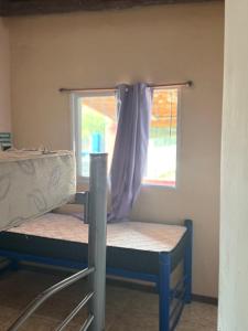 une chambre avec deux lits superposés et une fenêtre dans l'établissement Cab19,Anisacate, à Alta Gracia