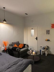 een woonkamer met een bank en een tafel bij استديو بطابع هادي in Al Khobar