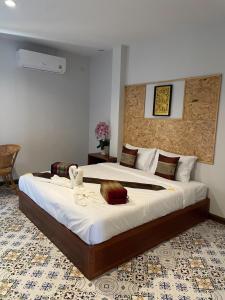 Giường trong phòng chung tại World Peace Yoga and Wellness Resort