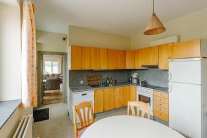 Kuchyň nebo kuchyňský kout v ubytování La Ferme d'Auwez - Les Hirondelles - Gîte 15 pers avec sauna et piscine partagés