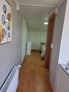 een hal met een kamer met een bed erin bij Cabaña Full Equipada Sector Norte B2 