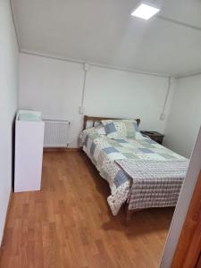 een slaapkamer met een bed in een kamer bij Cabaña Full Equipada Sector Norte B2 