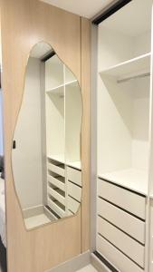 a dressing room with a mirror on the wall at Flat Premium bairro nobre in Imperatriz