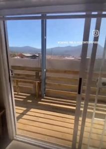een uitzicht vanaf een glazen schuifdeur van een balkon bij Horizontes de Papudo in Los Corrales