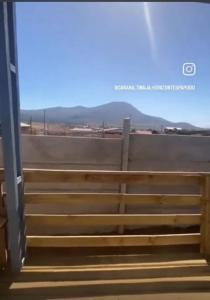 een trap met uitzicht op een berg bij Horizontes de Papudo in Los Corrales +6 foto's