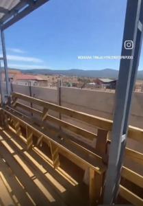 een paar banken op een dak bij Horizontes de Papudo in Los Corrales