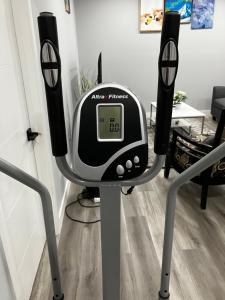 Fitness centrum a/nebo fitness zařízení v ubytování Beautiful Brand New 2BR Suite with Private Entrance and free on-site parking