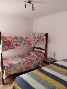 Giường trong phòng chung tại El Nido del Colibri