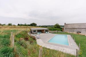 Bazén v ubytování La Ferme d'Auwez - Les Hirondelles - Gîte 15 pers avec sauna et piscine partagés nebo v jeho okolí