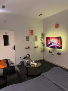 een woonkamer met een bed en een tafel bij استديو بطابع هادي in Al Khobar