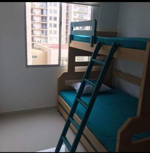 een stapelbed met een ladder in een kamer met een raam bij Caranday, Las Palmas in Ricaurte +2 foto's