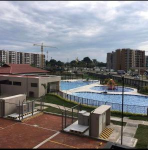 een groot zwembad met speeltuin in een stad bij Caranday, Las Palmas in Ricaurte