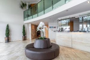 a brown ottoman in the middle of a lobby at Apartment 303 Tauranga in Tauranga +27 photos