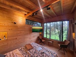 Giường trong phòng chung tại Boheme Cabin