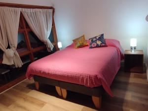 Giường trong phòng chung tại El Nido del Colibri