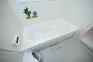 een witte badkamer met een wastafel en een toilet bij BLUEBAY TERRACE okutama in Okutama +23 foto's