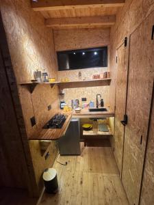 Nhà bếp/bếp nhỏ tại Boheme Cabin +6 ảnh
