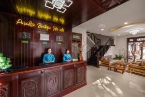 twee vrouwen aan een bar in een kamer bij Paradise Boutique Hoi An in Hội An +25 foto's