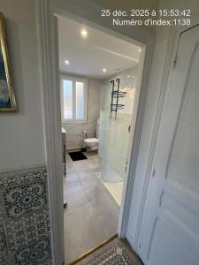 ein Flur mit einem Badezimmer mit Dusche und einer Tür in der Unterkunft Une expérience artistique in Villeneuve-Saint-Georges + 56 Fotos