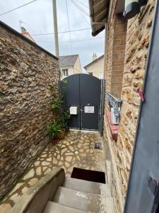 eine Treppe, die zu einem Gebäude mit einer Wand führt in der Unterkunft Une expérience artistique in Villeneuve-Saint-Georges