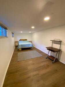 een slaapkamer met een bed en een houten vloer bij Cactu in Viña del Mar +47 foto's