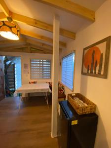 een kamer met een tafel in het midden van een kamer bij Cactu in Viña del Mar