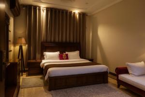 En eller flere senge i et værelse på Alpine Islamabad