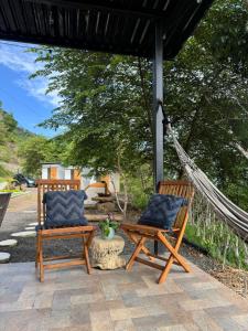 2 sedie e un'amaca su un patio di Villa Bonaire - tobia a Tobia