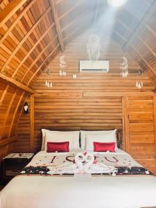 Postel nebo postele na pokoji v ubytování Nusa Dua Huts Pondok Gajah Para by EPS