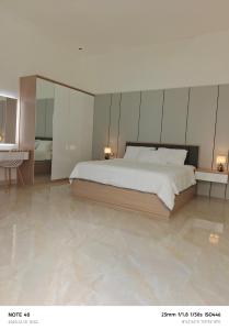 een slaapkamer met een groot bed met spiegelwanden bij Casa Dwi Harmoni Sanur in Pesanggaran +47 foto's