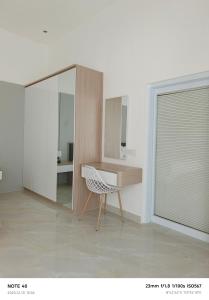 een bureau en een stoel in een kamer met een raam bij Casa Dwi Harmoni Sanur in Pesanggaran