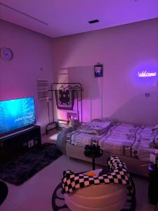 En eller flere senge i et værelse på استوديو مميز بأثاث مريح