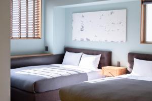 twee bedden naast elkaar in een kamer bij Hotel Vintage Tokyo Tsukiji in Tokyo +44 foto's