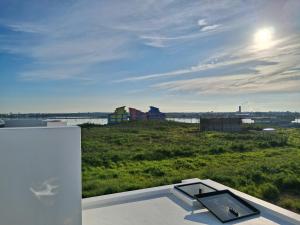 uitzicht vanaf het dak van een huis met uitzicht bij 星輝漫旅 in Magong +1 foto