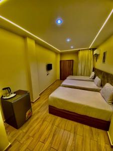 Postel nebo postele na pokoji v ubytování Pyramids fort & Free Pick-up