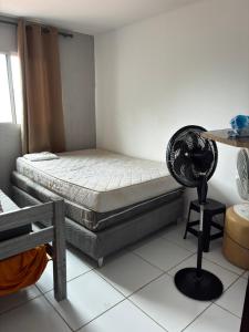 Zimmer mit einem Bett und einem Ventilator in der Unterkunft Apartamento Duplex em Jacumã in Conde