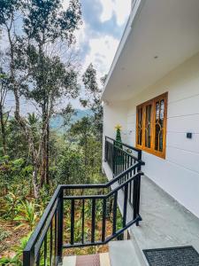 En balkon eller terrasse på The Lovely Home Stay