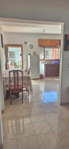 a living room with a table and a kitchen at Duplex Playa in Santa Clara del Mar