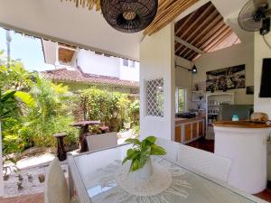 een keuken en eetkamer met een tafel en stoelen bij Ocean Luxury Villas - Private Pool Seminayk in Seminyak
