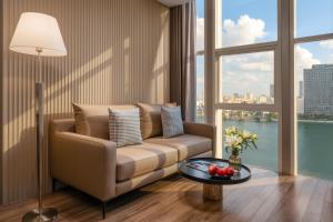 un soggiorno con un divano e un tavolo di Sun River Hotel a Da Nang