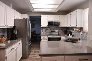 Kuchyň nebo kuchyňský kout v ubytování Home away from home