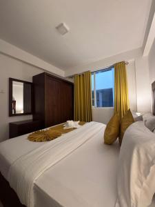 een hotelkamer met twee bedden en een raam bij Green Mount View Two Bed Room Apartment in Nuwara Eliya +74 foto's