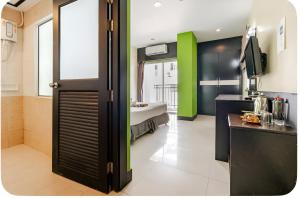 ein Zimmer mit einem Zimmer mit einem Bett und einer Tür in der Unterkunft The Star House in Patong Beach