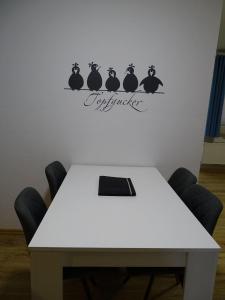 vier zwarte vogels op een tak sticker op een muur bij Fewo-Seestern in Friedrichskoog +24 foto's