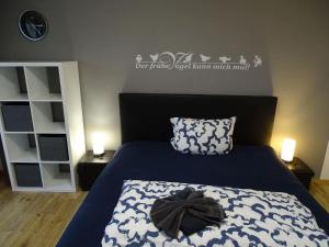 een slaapkamer met een bed met een zwart-wit dekbed bij Fewo-Seetank in Friedrichskoog +22 foto's